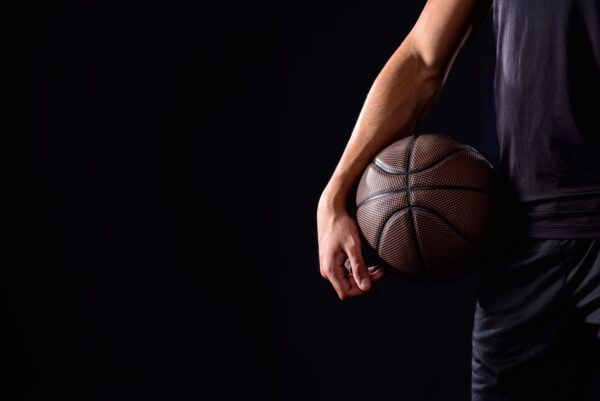 imagen de Fotomural deportista sosteniendo balón en decoracionesenvinilo.com