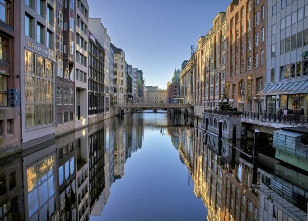 imagen de Fotomural canal en ciudad en decoracionesenvinilo.com
