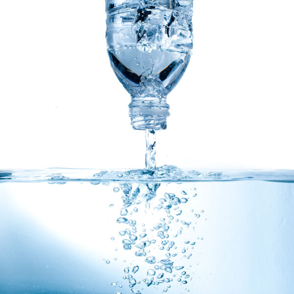 imagen de Fotomural botella de agua boca abajo en decoracionesenvinilo.com