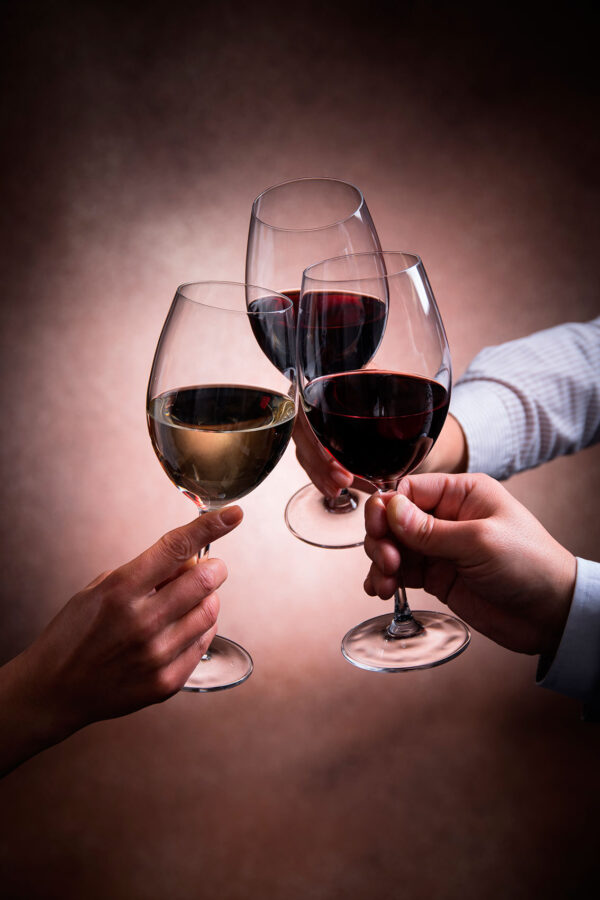 imagen de Fotomural reunión amigos con vino en decoracionesenvinilo.com