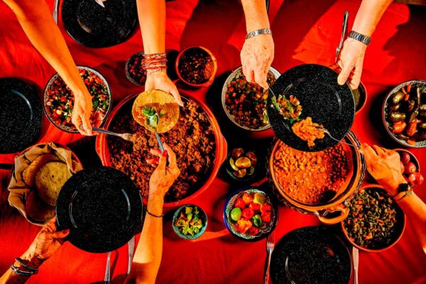 imagen de Fotomural comida con amigos en decoracionesenvinilo.com