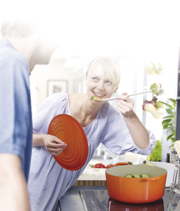 imagen de Fotomural mujer cocinando en decoracionesenvinilo.com