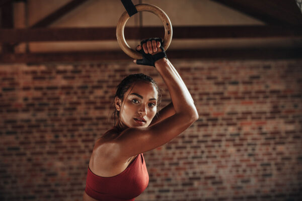 imagen de Fotomural chica entrenando con anillas en decoracionesenvinilo.com