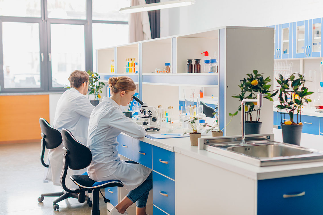 imagen de Fotomural científicas investigando en decoracionesenvinilo.com