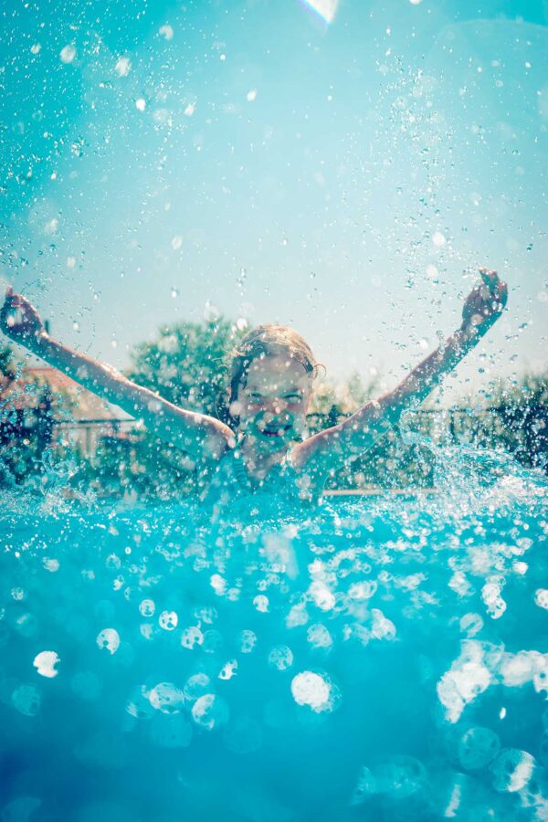 imagen de Fotomural niña saltando a la piscina en decoracionesenvinilo.com