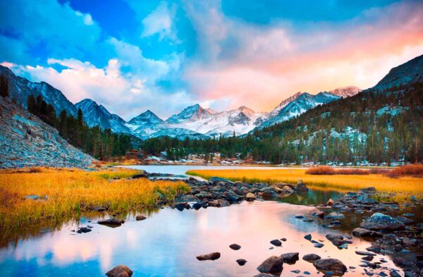 imagen de Fotomural montaña nevada con río en el atardecer en decoracionesenvinilo.com