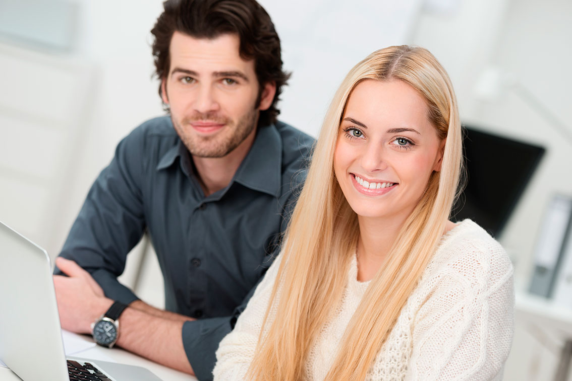 imagen de Fotomural amigos estudiando en decoracionesenvinilo.com