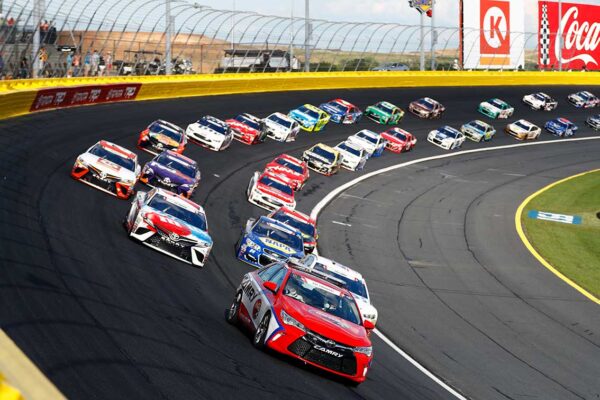 imagen de Fotomural carrera coches Nascar en decoracionesenvinilo.com