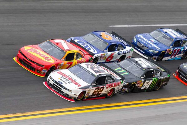 imagen de Fotomural coches carrera Nascar en decoracionesenvinilo.com