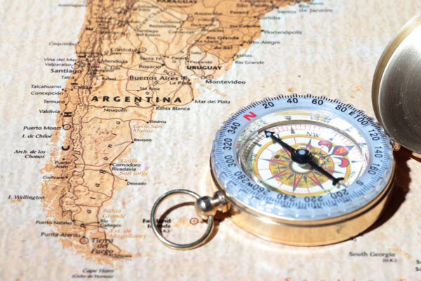 imagen de Fotomural mapa de viaje Sudamérica con brujula en decoracionesenvinilo.com