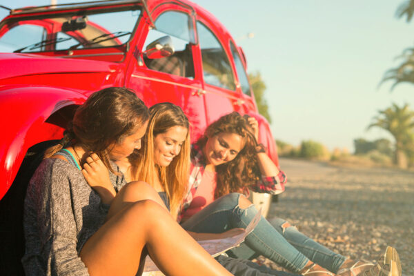 imagen de Fotomural amigas viajando en el atardecer en decoracionesenvinilo.com