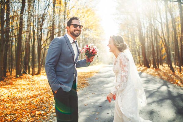 imagen de Fotomural matrimonio bosque otoñal en decoracionesenvinilo.com