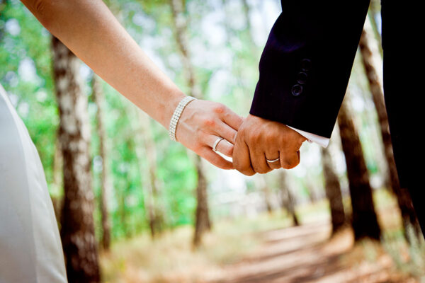 imagen de Fotomural manos matrimonio unidas en decoracionesenvinilo.com