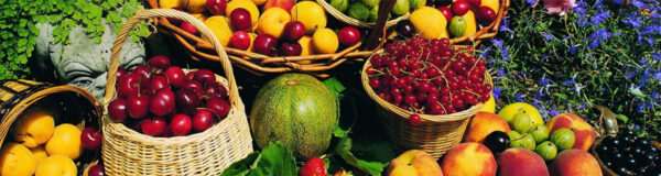 imagen de Fotomural frutas variadas cestas en decoracionesenvinilo.com