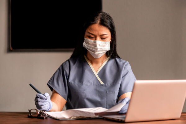 imagen de Fotomural asistente medica en decoracionesenvinilo.com