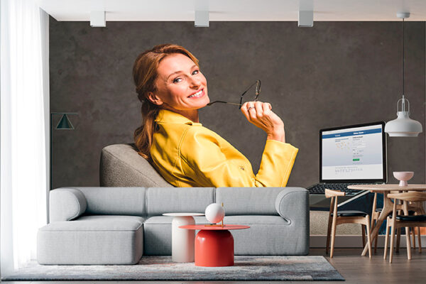 imagen de Fotomural mujer con portátil en decoracionesenvinilo.com