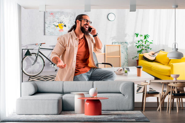 imagen de Fotomural hombre riendo hablando móvil en decoracionesenvinilo.com