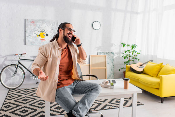 imagen de Fotomural hombre riendo hablando móvil en decoracionesenvinilo.com