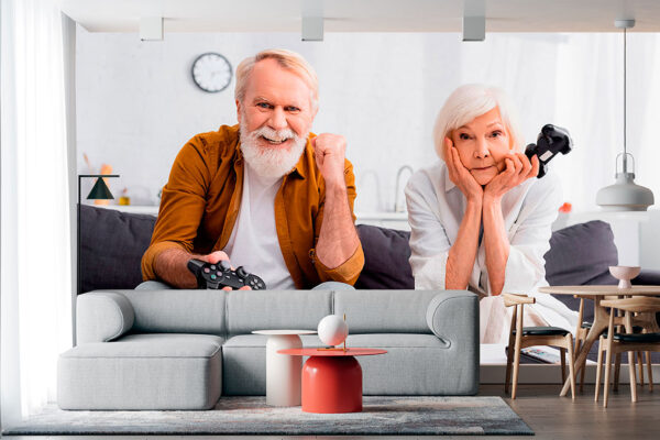 imagen de Fotomural pareja ancianos jugando PlayStation en decoracionesenvinilo.com