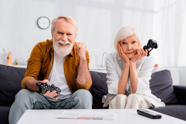 imagen de Fotomural pareja ancianos jugando PlayStation en decoracionesenvinilo.com