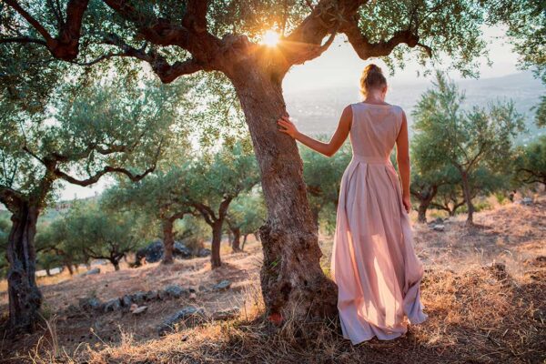 imagen de Fotomural mujer vestido atardecer en decoracionesenvinilo.com