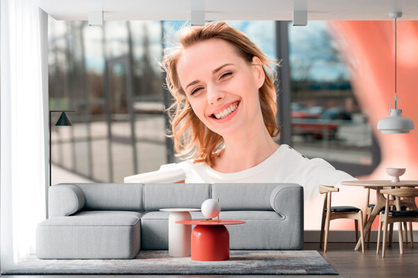 imagen de Fotomural mujer feliz con café en decoracionesenvinilo.com