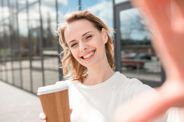 imagen de Fotomural mujer feliz con café en decoracionesenvinilo.com
