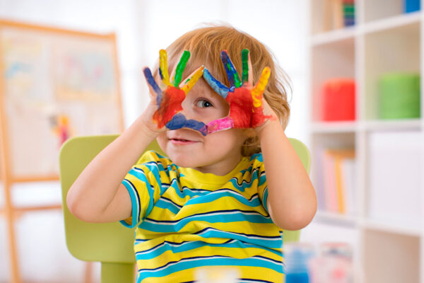 imagen de Fotomural niño con pinturas en decoracionesenvinilo.com