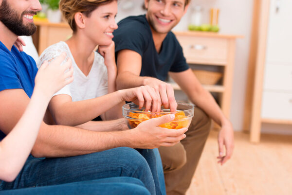 imagen de Fotomural amigos comiendo patatas en decoracionesenvinilo.com