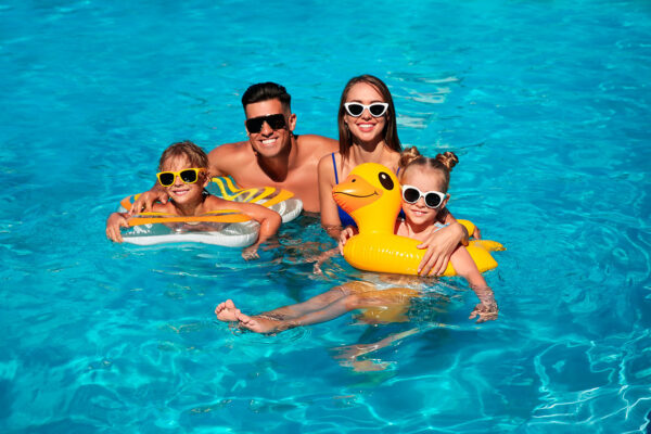 imagen de Fotomural familia en piscina en decoracionesenvinilo.com