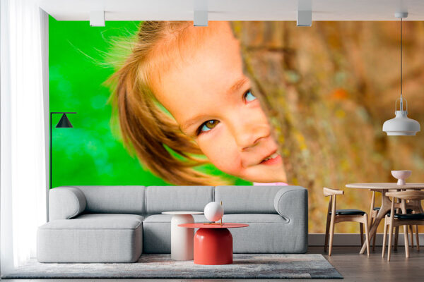 imagen de Fotomural niña escondida arbol en decoracionesenvinilo.com