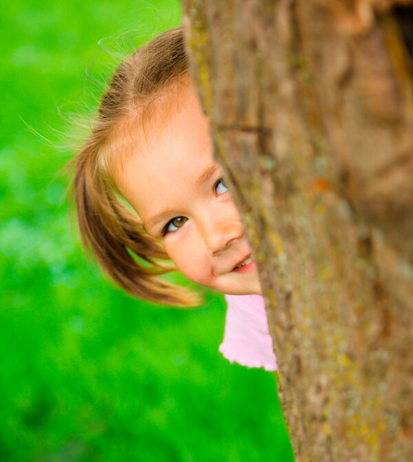 imagen de Fotomural niña escondida arbol en decoracionesenvinilo.com