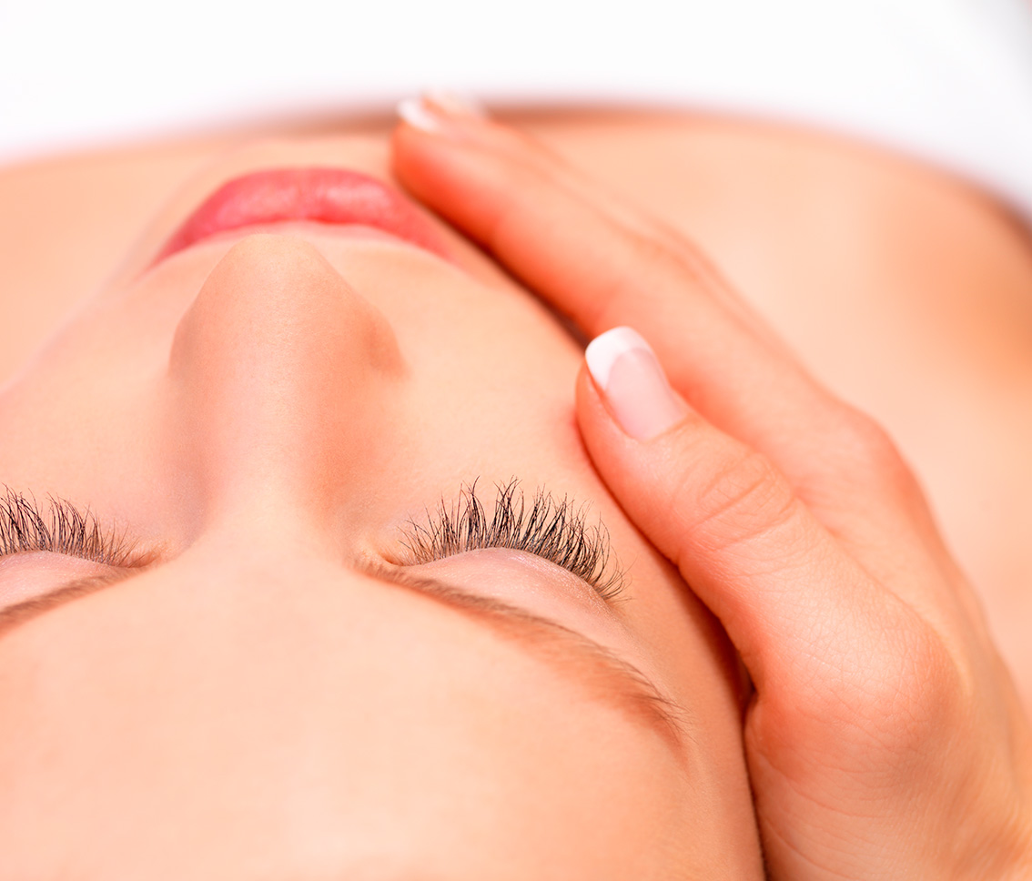 imagen de Fotomural masaje facial en decoracionesenvinilo.com