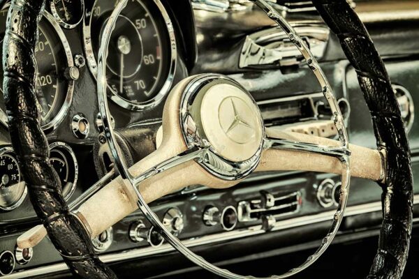 imagen de Fotomural volante coche Mercedes en decoracionesenvinilo.com