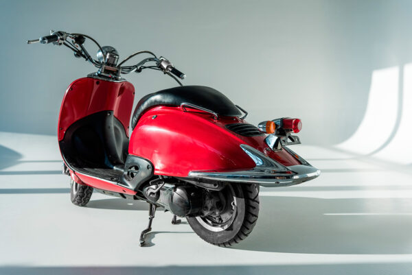 imagen de Fotomural moto Vespa roja en decoracionesenvinilo.com