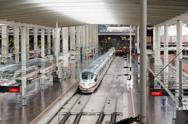imagen de Fotomural AVE estación en decoracionesenvinilo.com