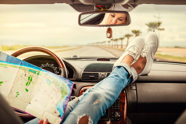imagen de Fotomural mujer en coche en decoracionesenvinilo.com