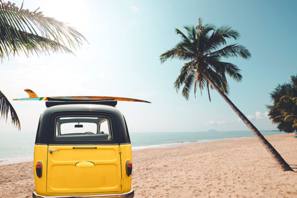imagen de Fotomural coche playa con tabla de surf en decoracionesenvinilo.com