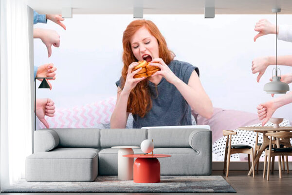 imagen de Fotomural mujer comiendo donut en decoracionesenvinilo.com