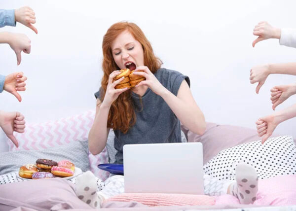 imagen de Fotomural mujer comiendo donut en decoracionesenvinilo.com