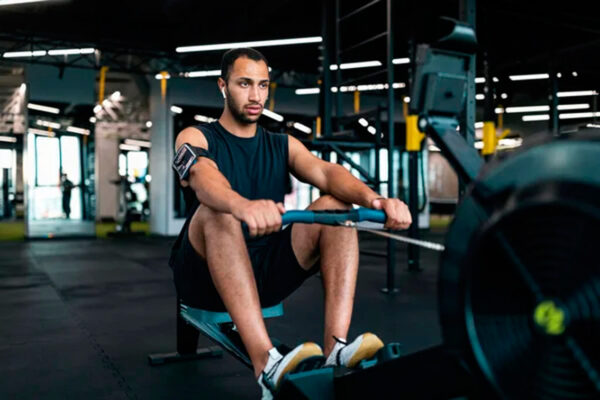 imagen de Fotomural chico remo en gym en decoracionesenvinilo.com